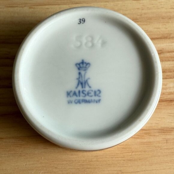 Vintage Kaiser W Germany Porcelain Trinket Box With Floral & Scroll Design Red G - Picture 6 of 10